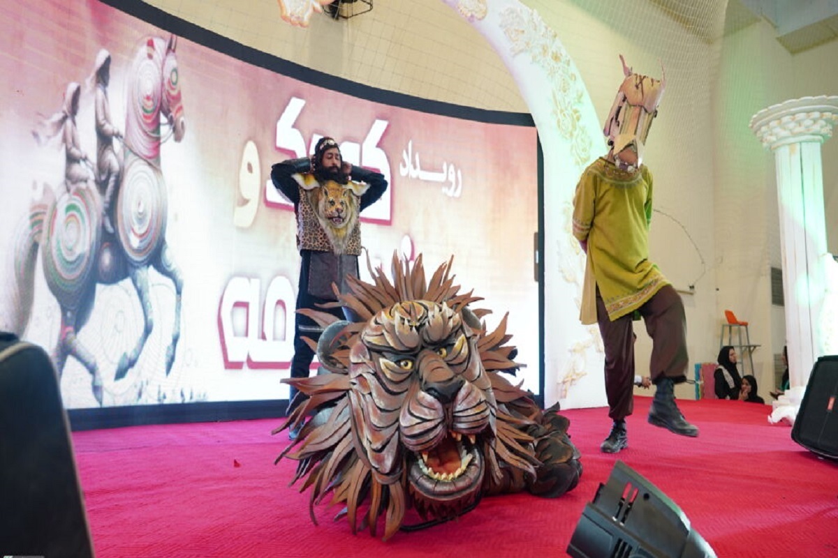 معاون زیارت و گردشگری سازمان فرهنگی و اجتماعی شهرداری مشهد گفت: به مناسبت گرامیداشت دهه کرامت و با هدف آشنایی کودکان و نوجوانان با فرهنگ و ادب کهن ایرانی، رویداد فرهنگی‌هنری «کودک و شاهنامه» از روز ۶ اردیبهشت‌ ۱۴۰۴ در فرهنگ‌سرای کودک و آینده آغازبه‌کار کرده است که به مدت ۲۰ روز ادامه دارد.