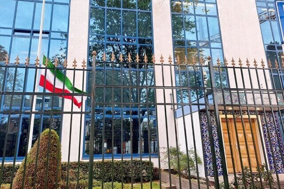 پرچم جمهوری اسلامی ایران در شماری از نمایندگی‌های کشورمان در اروپا، در پی حادثه تأسف‌بار در بندر شهید رجایی بندرعباس، به حالت نیمه‌برافراشته درآمد.