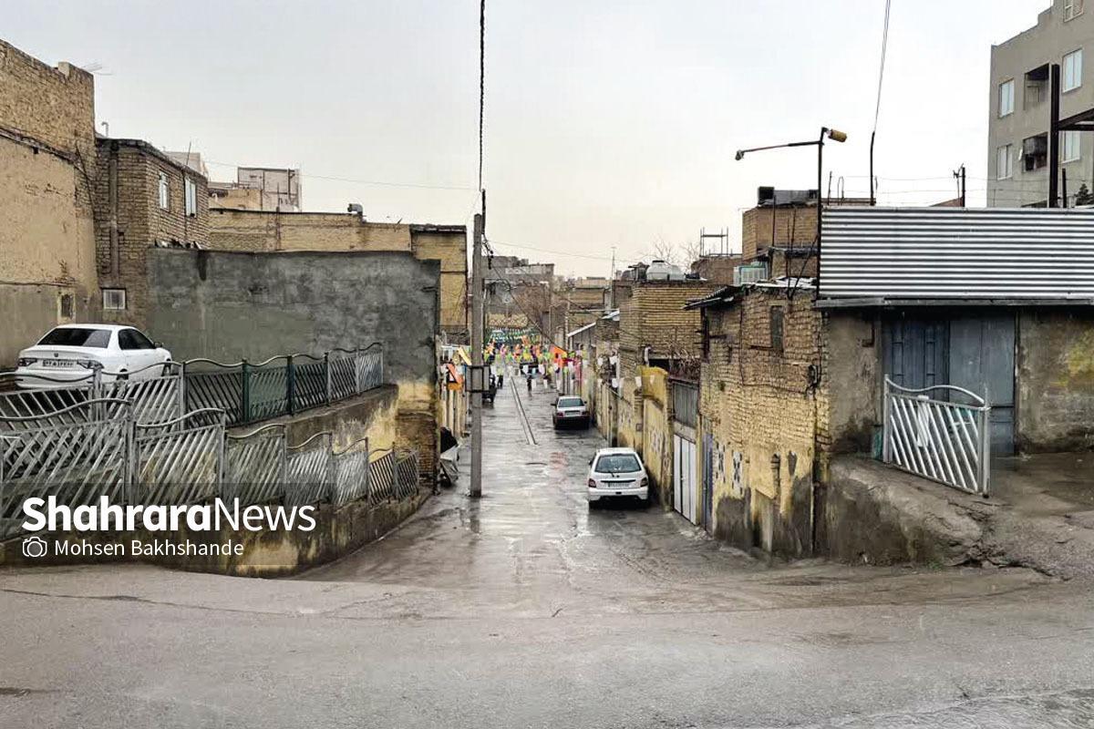 اعضای شورای اجتماعی محله سجادیه مشهد در کنار مردم، از دغدغه هایشان گفتند، از کمبود خدمات عمرانی و فضای سبز گرفته تا مشکلات امنیتی، بافت فرسوده و تغییر نام معابر که باعث سردرگمی مردم شده است.