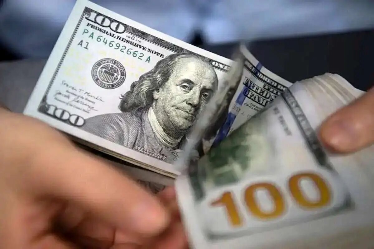 قیمت دلار دوشنبه، ۸ اردیبهشت ۱۴۰۴، با افت قیمت هزار و ۷۰۰ تومانی در بازار همراه بود. آیا کاهش نرخ کاغذ آمریکایی فردا هم ادامه دارد؟