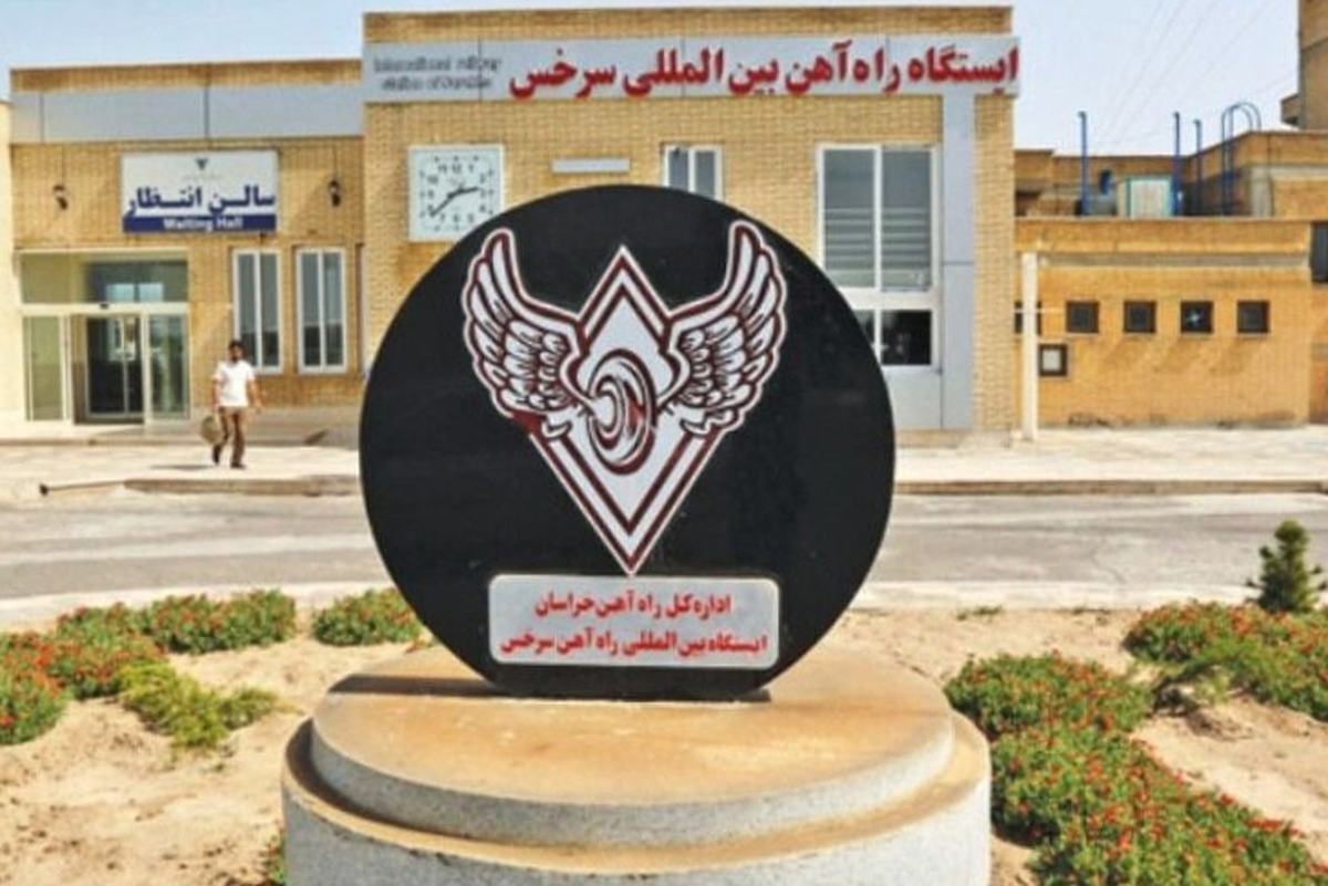 مدیر پایانه ریلی سرخس گفت: حرکت قطار‌های مسافربری در مسیر محلی مشهد- سرخس طی روز‌های ۲۶،۹،۱۲،۱۶،۱۹،۲۳و ۳۰ اردیبهشت ماه به ۲ رام قطار کاهش یافت.
