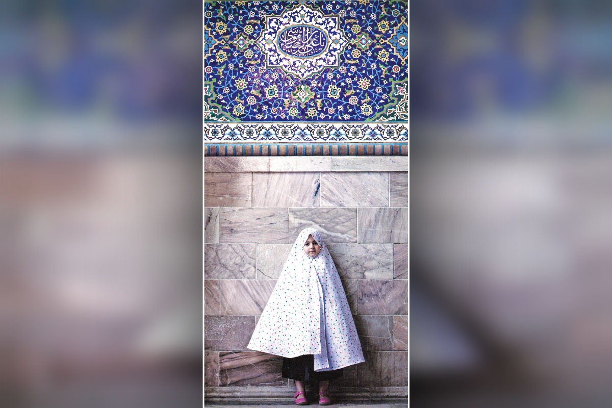 دختری با کفش‌های صورتی