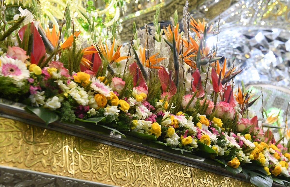 گل آرایی ضریح مطهر در شب بزرگداشت میلاد حضرت فاطمه معصومه (س) برگزار شد.