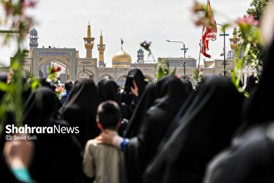 گزارش تصویری | آیین گلباران حرم امام‌رضا(ع) در نخستین روز دهه کرامت ۱۴۰۴