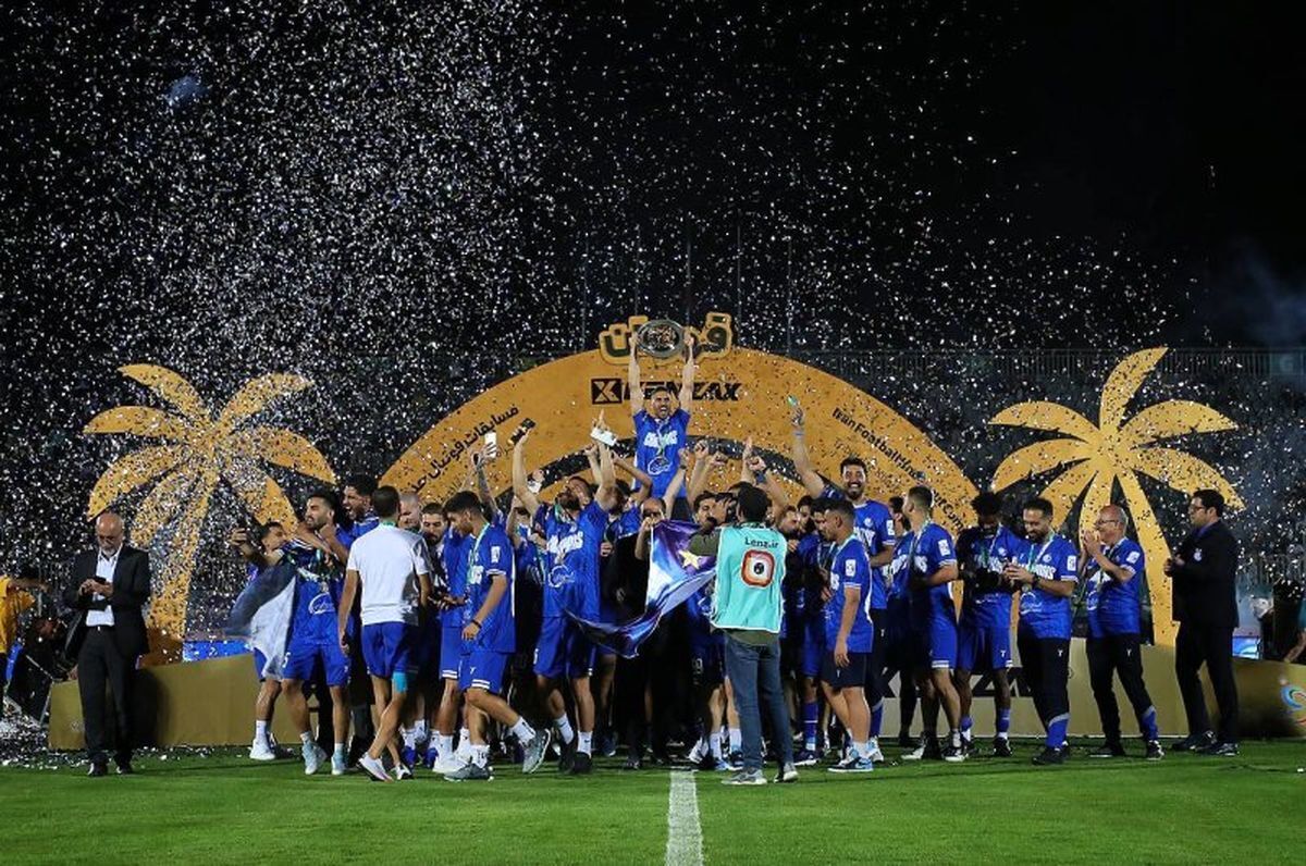 نفتکش استقلال به آب افتاد