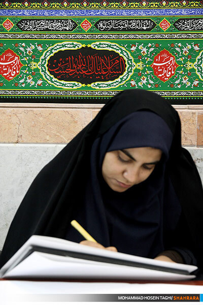 کتابت زیارت عاشورا  توسط هنرمندان مشهدی