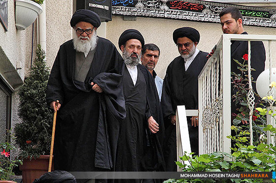 حضور علما و مردم در بیت مرحوم آیت ا... زنجانی