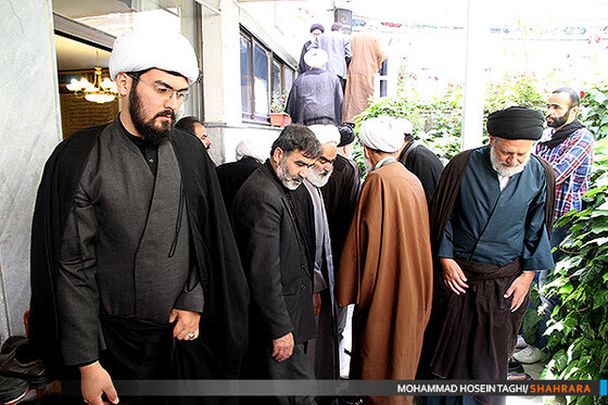 حضور علما و مردم در بیت مرحوم آیت ا... زنجانی