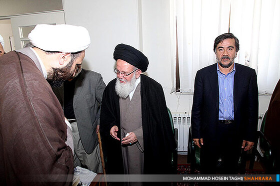 حضور علما و مردم در بیت مرحوم آیت ا... زنجانی