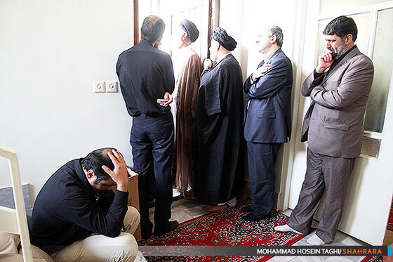 حضور علما و مردم در بیت مرحوم آیت ا... زنجانی
