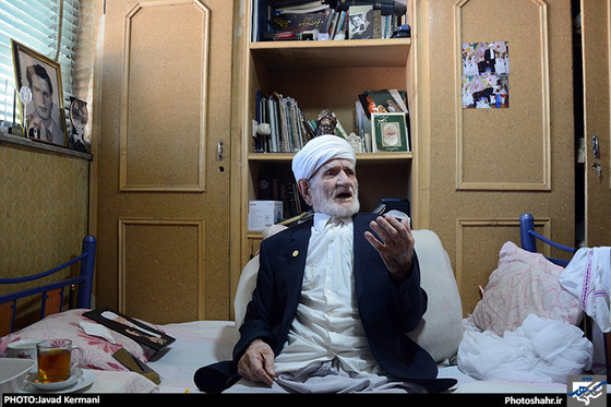 گزارش تصویری | نصب اولین کاشی ماندگار بر سر درب منزل عثمان محمدپرست / عکس :جواد کرمانی /شهرآرا