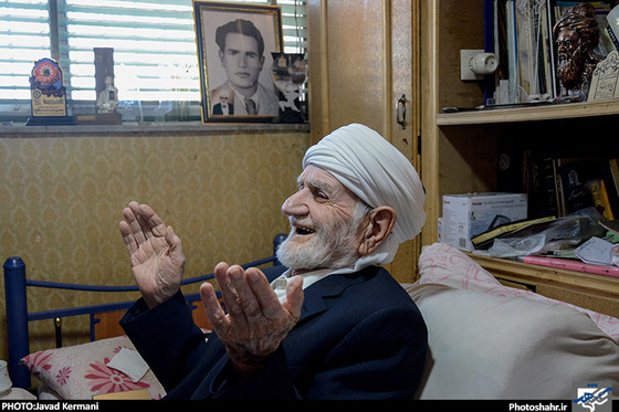 گزارش تصویری | نصب اولین کاشی ماندگار بر سر درب منزل عثمان محمدپرست / عکس :جواد کرمانی /شهرآرا
