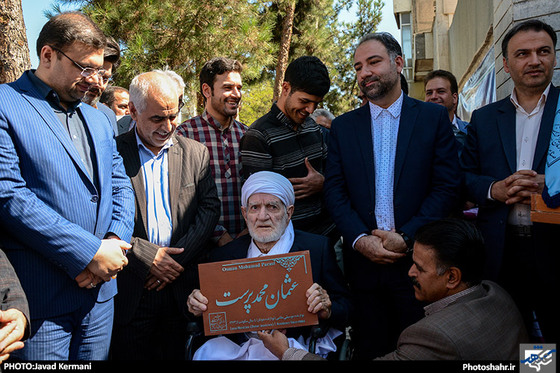 گزارش تصویری | نصب اولین کاشی ماندگار بر سر درب منزل عثمان محمدپرست / عکس :جواد کرمانی /شهرآرا