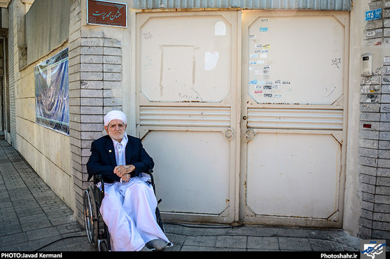 گزارش تصویری | نصب اولین کاشی ماندگار بر سر درب منزل عثمان محمدپرست / عکس :جواد کرمانی /شهرآرا