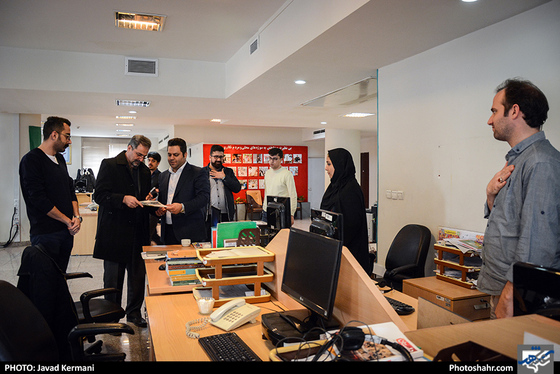 بازدید محمد حاجیان شهری عضو شورای شهر از موسسه فرهنگی شهرآرا / عکس: جواد کرمانی / شهرآرا