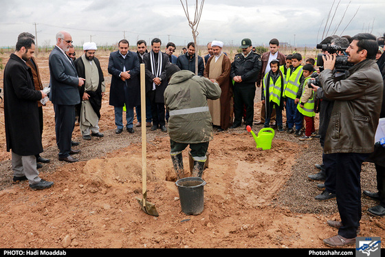 مراسم درختکاری در آرامستان بهشت رضوان / عکس: هادی مودب / شهرآرا
