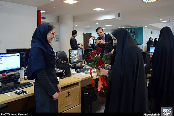 حضور سرکار خانم گندمی، عضو شورای شهرو خانم جراح مشاور امور بانوان شهردار در تحریریه روزنامه شهرآرا به مناسبت روز زن