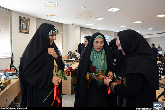 حضور سرکار خانم گندمی، عضو شورای شهرو خانم جراح مشاور امور بانوان شهردار در تحریریه روزنامه شهرآرا به مناسبت روز زن