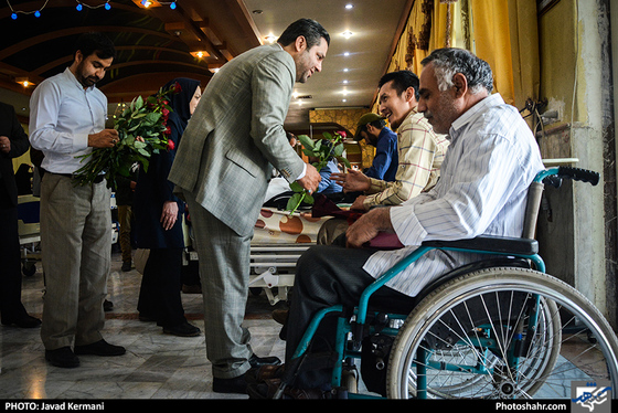 بازدید مدیرمسئول وتعدادی از کارکنان روزنامه شهرآرا از آسایشگاه جانبازان امام خمینی / عکس: جواد کرمانی /شهرآرا