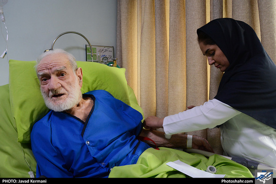 استاد عثمان محمدی دوست در بیمارستان / عکس: جواد کرمانی / شهرآرا