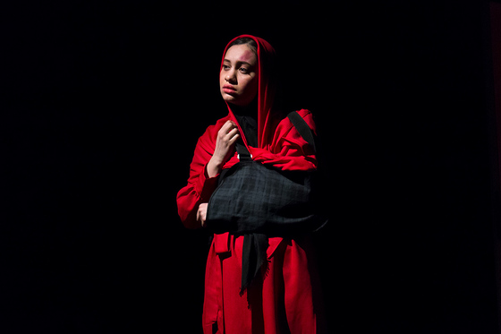 نمایش «سرخ پوش»