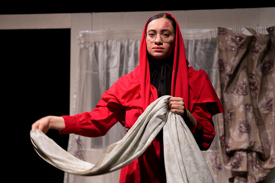 نمایش «سرخ پوش»