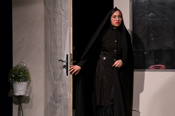 نمایش «سرخ پوش»