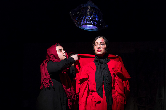نمایش «سرخ پوش»