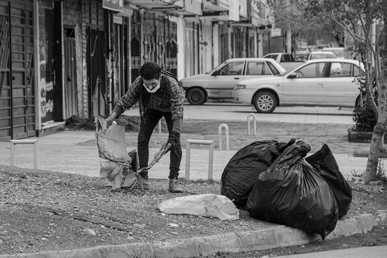 زباله و یک لقمه نان