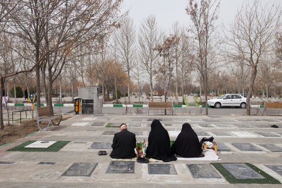 زیارت اهل قبور در آخرین پنجشنبه سال