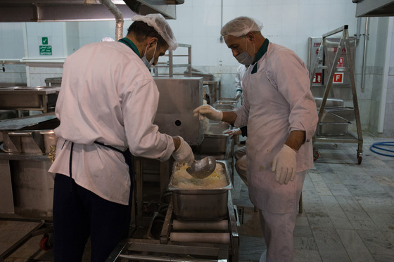 آماده سازی غذای متبرک مهمانسرای حضرت رضا (ع)