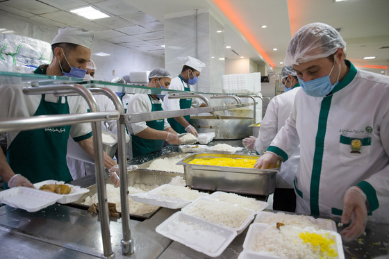 آماده سازی غذای متبرک مهمانسرای حضرت رضا (ع)