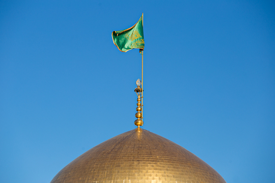 آیین تعویض پرچم گنبد منور حرم مطهر رضوی
