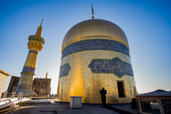 آیین تعویض پرچم گنبد منور حرم مطهر رضوی