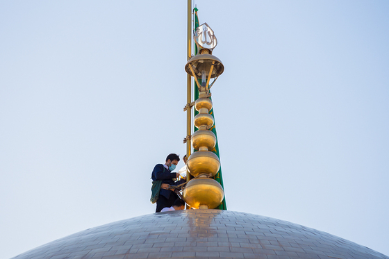 آیین تعویض پرچم گنبد منور حرم مطهر رضوی