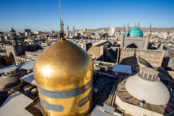 آیین تعویض پرچم گنبد منور حرم مطهر رضوی