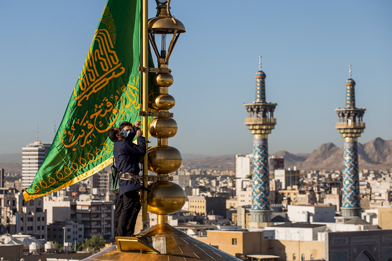 آیین تعویض پرچم گنبد منور حرم مطهر رضوی