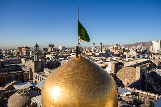 آیین تعویض پرچم گنبد منور حرم مطهر رضوی