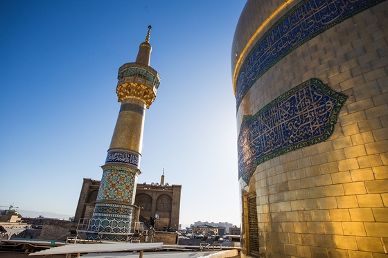 آیین تعویض پرچم گنبد منور حرم مطهر رضوی