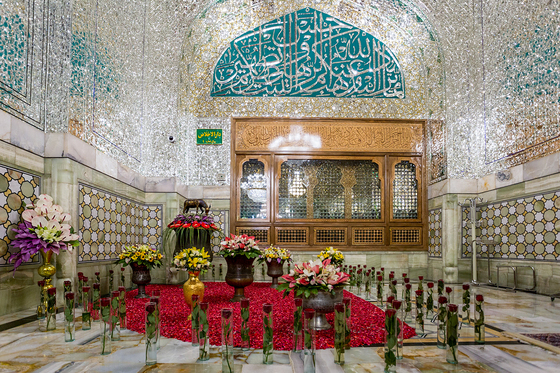 آیین تعویض پرچم گنبد منور حرم مطهر رضوی