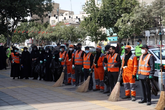 پویش پاکیاران حریم رضوی و تنظیف خیابانهای منتهی به حرم مطهر رضوی 