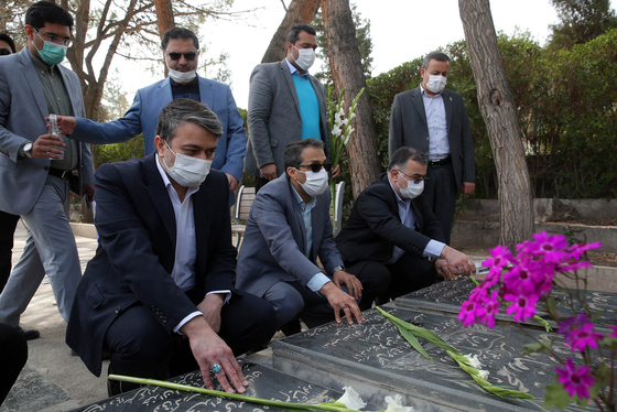 حضور جمعی از مسئولان در گلزار شهدای بهشت رضا(ع)