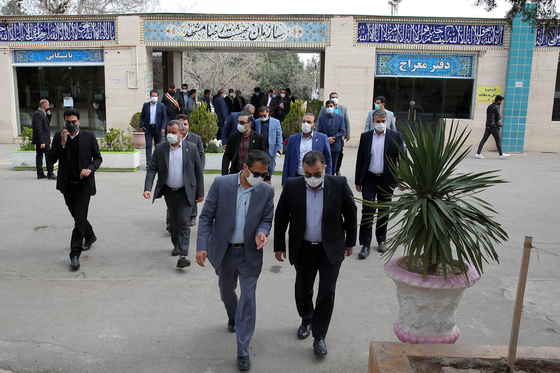 حضور جمعی از مسئولان در گلزار شهدای بهشت رضا(ع)