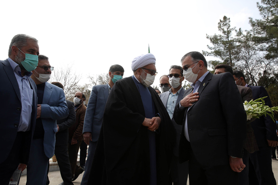 حضور جمعی از مسئولان در گلزار شهدای بهشت رضا(ع)