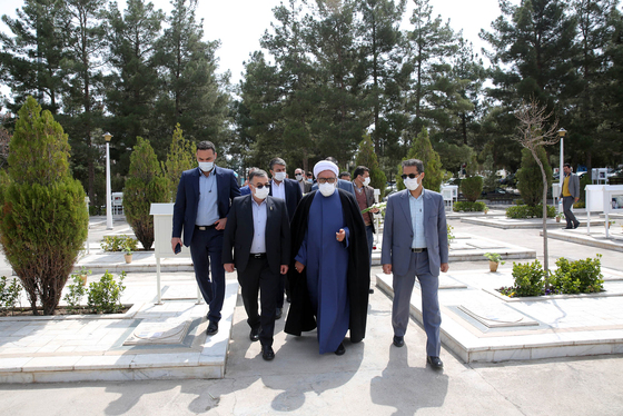 حضور جمعی از مسئولان در گلزار شهدای بهشت رضا(ع)