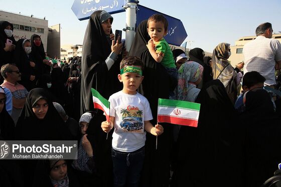 اجرای سرود «سلام فرمانده» با حضور دهه نودی ها در عرصه میدان شهدا