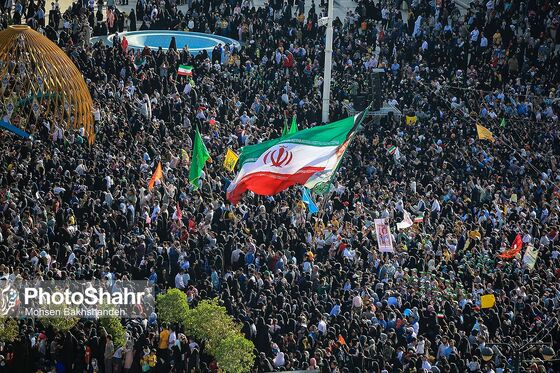 اجرای سرود «سلام فرمانده» با حضور دهه نودی ها در عرصه میدان شهدا
