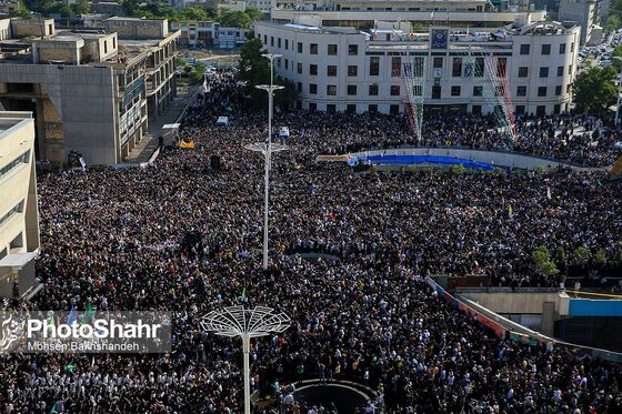 اجرای سرود «سلام فرمانده» با حضور دهه نودی ها در عرصه میدان شهدا