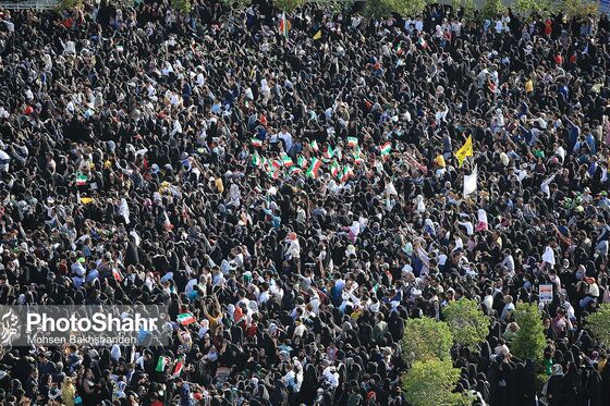 اجرای سرود «سلام فرمانده» با حضور دهه نودی ها در عرصه میدان شهدا