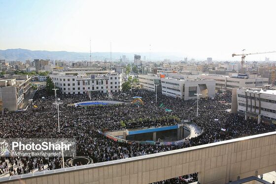 اجرای سرود «سلام فرمانده» با حضور دهه نودی ها در عرصه میدان شهدا